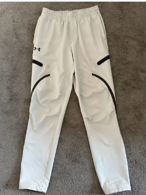 Under armour byxor - Nypris 1199kr, använd cirka 1 månad så bra skick 9/10, snygg grå/vit färg