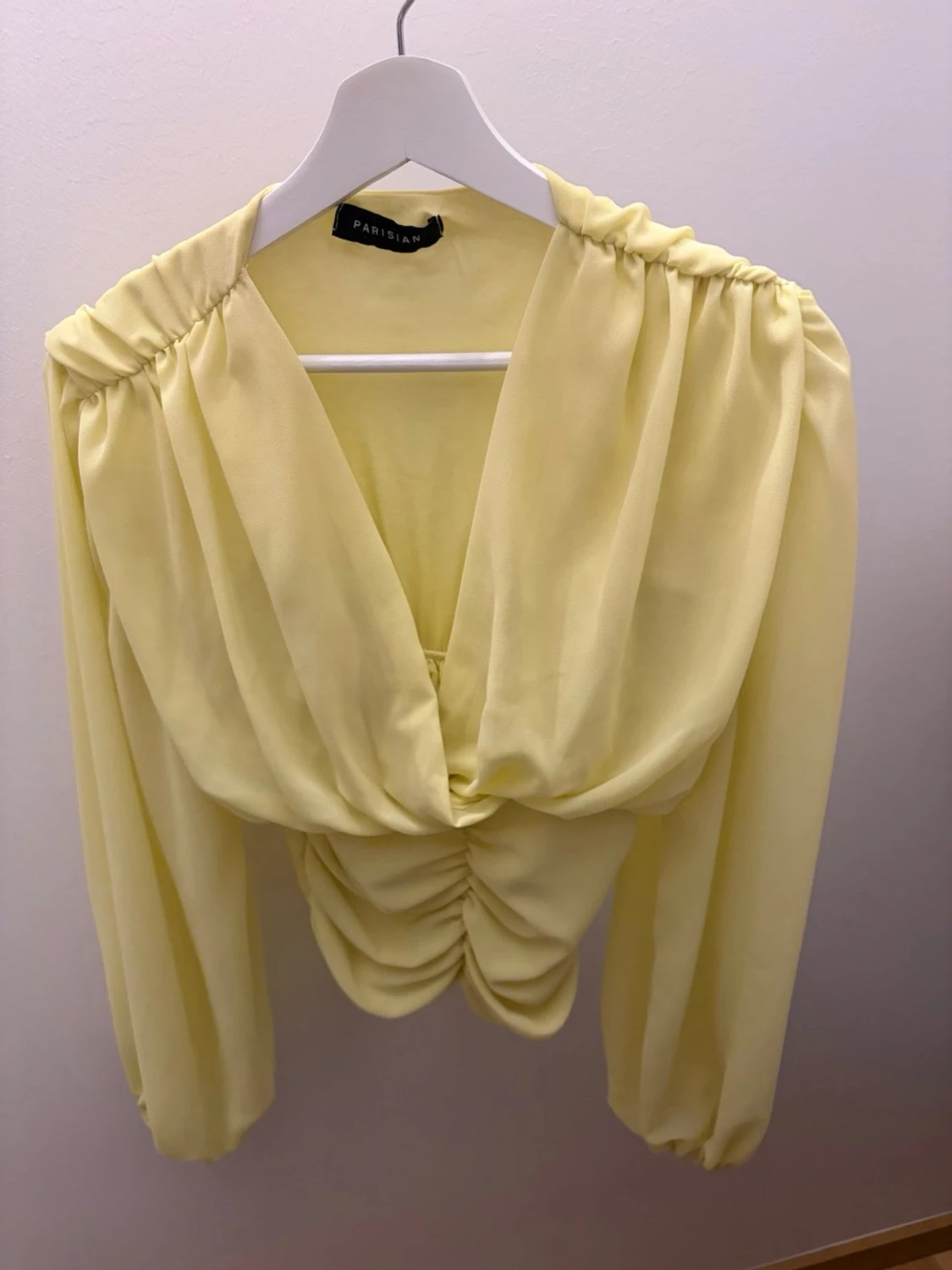 Gul blus från Parisian