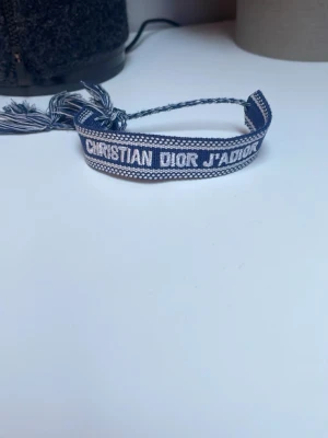 Christian dior armband - Mörkblått Christian dior armband i väldigt bra skick. Säljer det pga att den inte kommer till användning. Bara höra av er🙌
