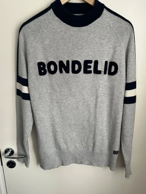  Stikad tröja Bondelid - Säljer en grå stickad tröja från Bondelid. Mycket bra skick utan defekter. Storlek Medium.