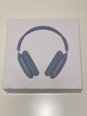 Apple - Snygga over-ear hörlurar i blått med mjuka öronkuddar och justerbart huvudband i mesh. Levereras med originalkartong och laddningskabel. Perfekta för musik, gaming eller film med grym ljudkvalitet och stilren design.