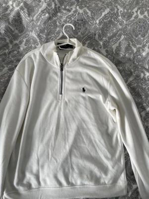 Vit half-zip tröja Polo Ralph Lauren - Klassisk vit half-zip tröja från Polo Ralph Lauren  storlek L men passar M/S