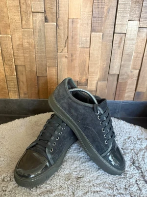 Svarta lanvins  - Snygga och sjukt populära skor från lanvin. Skorna är storlek 40, men passar 41 också! Skick: 9/10🔥! Självklart äkta! Nypris: 5000kr! Bara att höra av sig vid frågor eller fler bilder! Pris går att diskutera! 