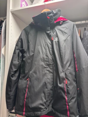 Salamon skid set - Säljer detta skidset nu då mamma köpt ett annat till sig. Bra skickt förutom längst ned på byxorna som de finns bild på.