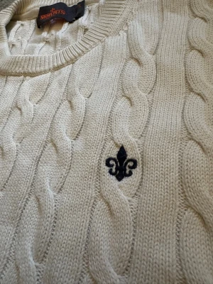 Vit kabelstickad tröja Morris  - Helt ny kabelstickad Morris tröja. För dig som gillar dyrt mode till ett extremt bra pris.               Skick: 10/10                                                                  Frakt: inom 24h                                                           Hör gärna av dig med frågor eller funderingar!