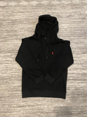 Svart Polo Ralph Lauren hoodie - Säljer en Svart Polo Ralph Lauren hoodie i storlek S. Priset är inte fast så skicka prisförslag. Kan även göra paket pris😁