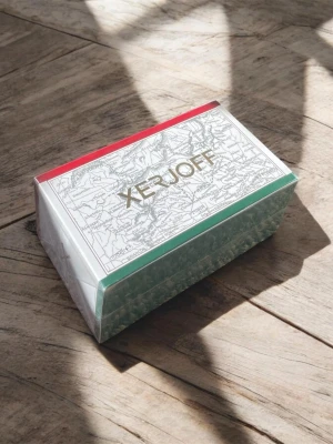 Xerjoff Decas Eau de Parfum 100ml - Lyxig parfym från Xerjoff i serien Decas, Eau de Parfum 100ml. Förpackningen har en elegant design med gulddetaljer, karta på ovansidan och färgerna grön, vit och röd. Boxen har en exklusiv känsla med mönstrad yta och tydlig premiumkänsla. Den är helt ny och oöppnad 