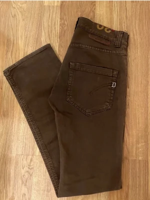 Dondup jeans - Bruna Dondup jeans i väldigt fint skick utan defekter. Först till kvarn! Storlek W30