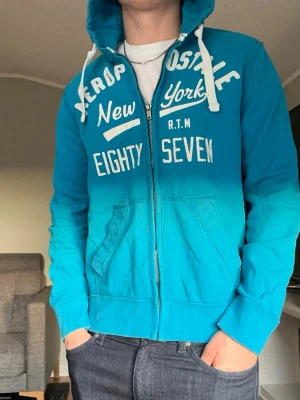 Aeropostale zip up hoodie - Snygg blå zip up hoodie till vår och sommar!☀️ En alldeles perfekt passform 👌🏻 Storlek M, kan passa folk med storlek S också. Modellen är 176cm lång och 70kg. Skicket är bra och dragkedjan funkar prima 👍 Skicka gärna frågor! Mvh