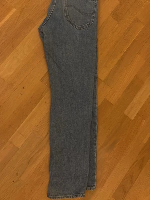 Blå Straight jeans - Säljer ett par blå jeans med rak passform. Materialet är klassisk denim i bomull och färgen är typisk jeans blå. Perfekt passform och passar till det mesta. Ny pris 1000kr vilket gör detta till ett kap!