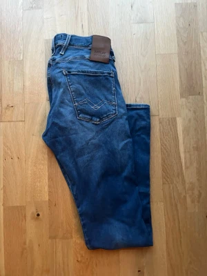 Replay Anbass W30 L32 - Säljer ett par feta Replay Anbass i fint skick utan delflekter! Kom PM för fler bilder eller andra funderingar!