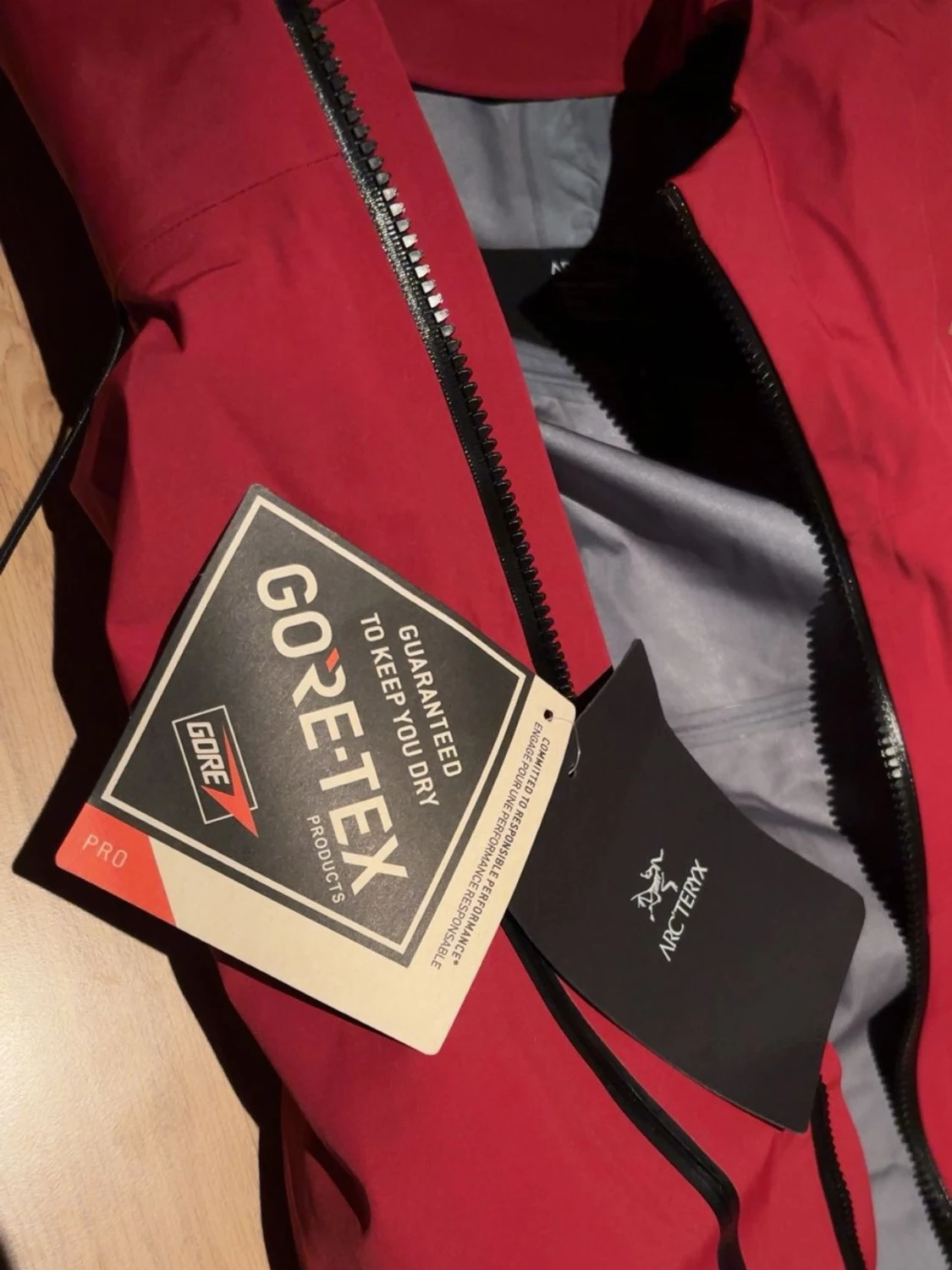 Röd Gore-Tex regnjacka från Arc'teryx - 4