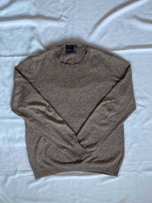 Beige stickad tröja Oscar Jacobson | M  - Klassisk beige stickad tröja från Oscar Jacobson | Skick: Mycket bra, nästan oanvänd | Strl: M | Nypris: 1599kr | Hör av dig vid funderingar⁉️ 