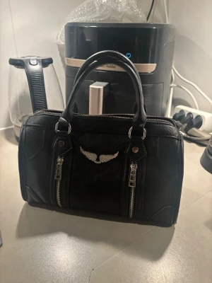 Zadig väska - Väldigt fin väska som rymmer mycket. Lite slitage på handtaget (se bild), men inget som stör. Inte äkta, men ser väldigt lik ut och det är inget man märker alls i verkligheten.  Skriv gärna om du vill ha fler bilder eller mer info🫶🏼 