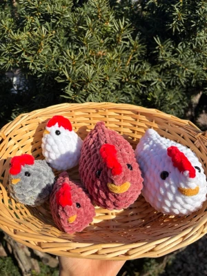 Virkade hönor i olika färger - Liten 40:-. Stor 80:- Säljer ett gäng handgjorda virkade hönor i mjukt garn. Färgerna är vitt, grått och vinrött med röda kammar och gula näbbar. Perfekta som dekoration eller present! Alla hönor är stoppade och har en söt, rund form.