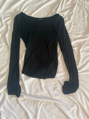 Svart långärmad topp - En enkel svart långärmad topp med rund halsringning. Modellen är figurnära och passar perfekt till både jeans och kjol. Tillverkad i mjukt material som känns skönt mot huden.