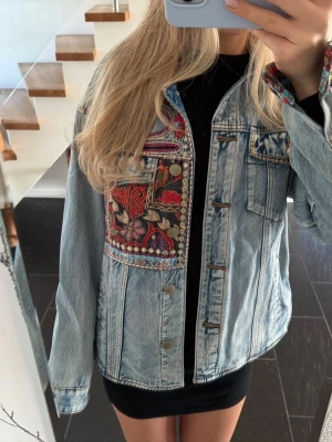Desigual jeansjacka - Så snygg jeansjacka med unikt mönster från Desigual, perfekt till våren