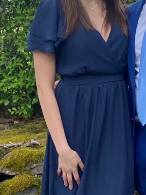 Marinblå omlottklänning från Vila - Stilren marinblå klänning från Vila, passar perfekt för bal eller bröllop