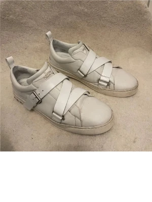 Vita valentino V punk skor - Vita valentinoskor, väldigt sällsynt model som ej säljs längre. Storlek: 44. Skick: 7/10, 3 nitar borta och sulan har gått upp lite(bild 5), men utöver det är de i  bra skick. Endast skor medföljer. Kontakta oss för fler bilder eller info!🙌