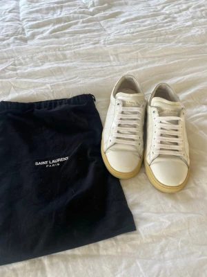 YSL - Saint Laurent sneakers ”ÄKTA” - Säljer ett par äkta YSL - Saint Laurent sneakers i stormen 6 - 39.5/40 i mycket bra skick. Kommer med två skopåsar från Saint Laurent en till varje sko. Skorna kommer med ett äkthetscertfikat och ett svenskt sådant. Avhämtning eller fraktas och om de ska skickas betalar man frakt och förskottsbetalning.    Nypris på dessa skor är 7990 kr 