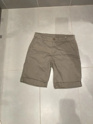 Gröna chinosshorts - Gröna chinosshorts, perfekt för varma dagar.