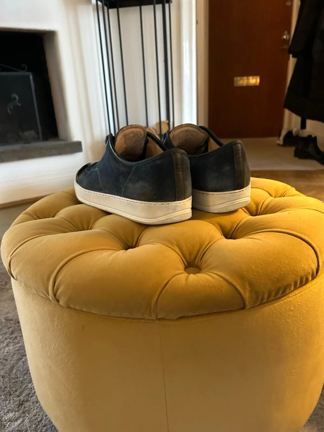 Mörkblå sneakers med lackdetalj - 3