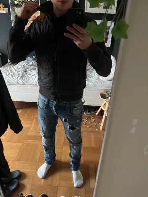 Hybridcardigan från Parajumpers - Fet cardigan från Parajumpers i storlek S! Inga hål eller tappat dun men solblekt på bomullen (se bild 6) och lite urtvättad. Den lilla storleksettiketten på bild 4-5 är avklippt vilket inte påverkar användning eller äkthet. QR koden garanterar äkthet! Nypris 3900 kr. 