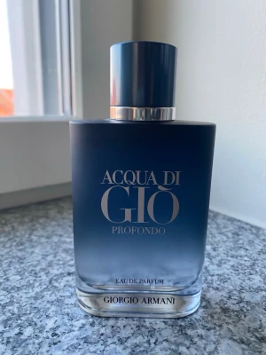 Armani Acqua di Giò Profondo Eau de Parfum 100 ml.  - Säljer en  parfymflaska från Giorgio Armani, Acqua di Giò Profondo. Min son köpte den 3/1-2026 men ångrade sitt köp. Han har använt den ett fåtal gånger. . 100 ml. 