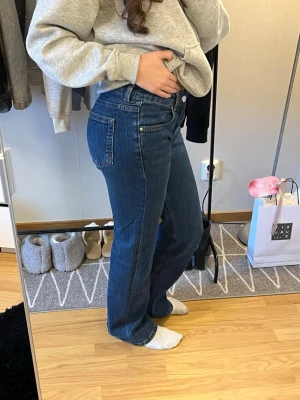 Low waist Bootcut Jeans - Ganska låga Bootcut Jeans 💕 Storlek XS/34 💕 Säljes pga kommer inte till användning 💕 Osäker på var de kommer ifrån men tror HM
