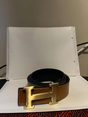 Brunt H bälte - Stilrent brunt bälte som passar alla stilar. Perfekt om man vill ha det lilla extra som får outfiten att lysa