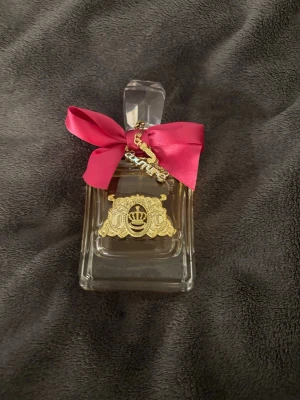 Juicy Couture parfym med rosa rosett - Juicy Couture parfym, använd enstaka gång. Jätte bra present till vem som. Eller till dig själv 100ml 