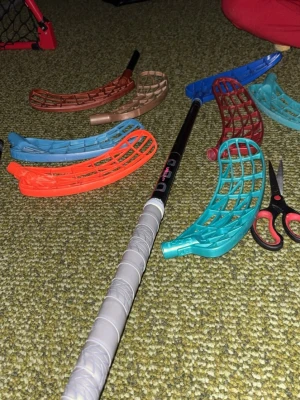 Innebandy med flera blad - Säljer innebandyblad alla blad på bilden är med till och med de som är på klubban. Orange och röda är sålt