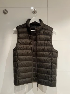 Uniqlo väst - Hej, säljer en olivgrön väst från Uniqlo i storlek XS. Skick 9/10 väldigt fint, knappt använd. Vid fler frågor eller funderingar tveka inte att höra av dig. Priset kan diskuteras!