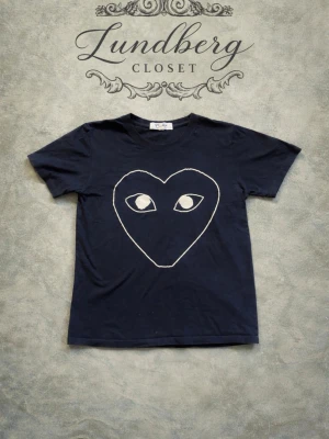 Mörkblå CdG T-shirt (M/S) - Säljer en snygg och fräsch CdG t-shirt i mycket bra skick🙌 Storleken är (M) men sitter mer som en (S). Hör av er vid frågor✅