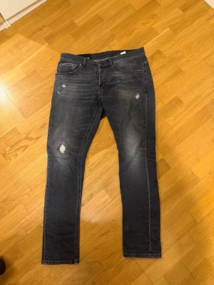Slim fit svarta jeans från George - Använda 2 gånger!!! Säljer ett par svarta slim fit jeans från George med slitningar och distressed detaljer på benen. Jeansen har klassisk femficksmodell och är tillverkade i stretchigt denimtyg för skön passform. Perfekta för en avslappnad och trendig look.