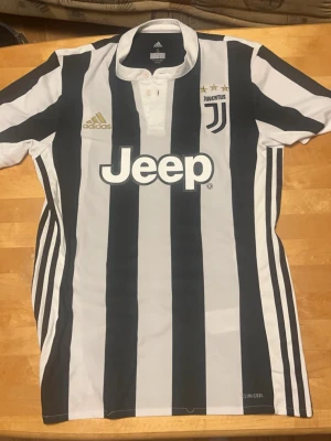Juventus tröja  - Säljer en riktig Juventus tröja. Skick 9/10 använd utan defekter. Skriv vid frågor!