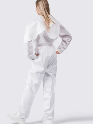 Vit overall i lätt material - Säljer en vit overall med resår i midjan och långa ärmar. Overallen har en lös passform och är tillverkad i ett tunt, lätt material som ger en clean look. Perfekt för dig som vill ha något unikt och bekvämt. Jag säljer den eftersom den är stor på mig tyvärr. Otroligt fin och material. 