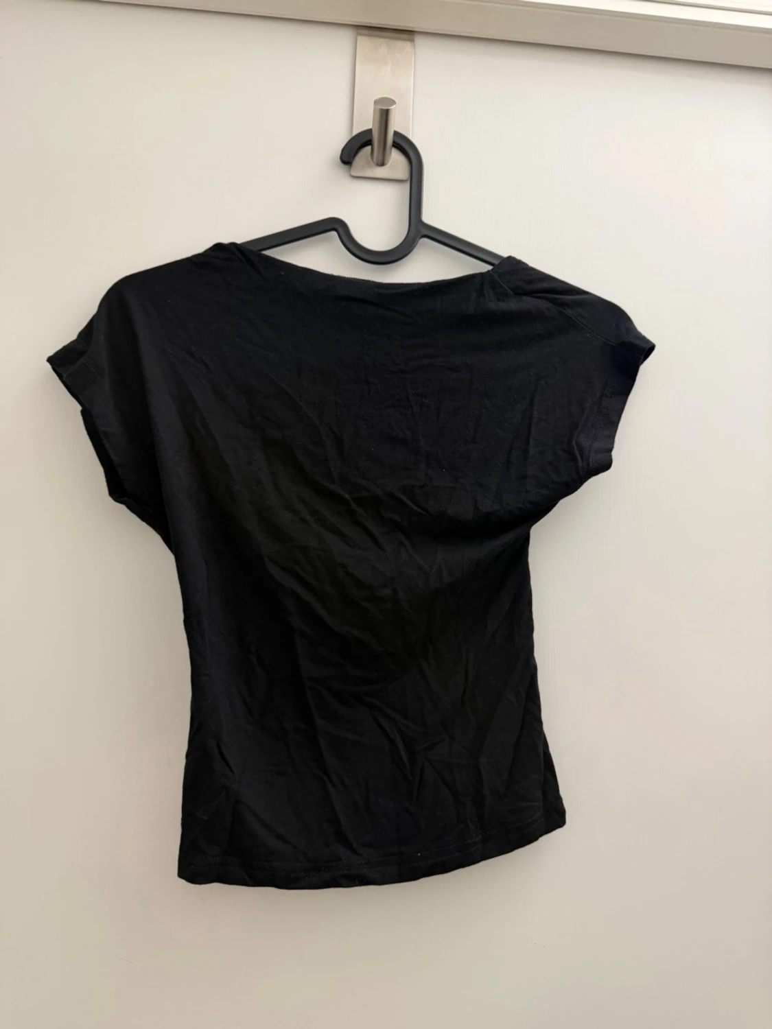 Svart topp med öppen rygg