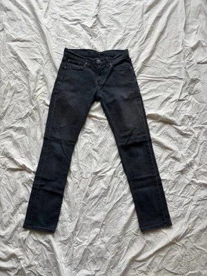 Grå Levis jeans  - Grå Levis jeans i storlek 28/30. Använda men i fortsatt bra skick! Slim/straight passform. Skriv vid frågor! 