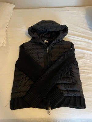 Moncler Cardigan - Storlek M, passar inte på mig- kort, har inte använts på ett tag, 