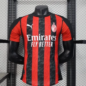 AC Milan matchtröja Puma röd/svart - Säljer en AC Milan matchtröja från Puma i rött och svart med klassiska vertikala ränder. Tröjan har klubbmärke på bröstet, Puma-logga och sponsortryck framtill. Korta ärmar och sportig passform, perfekt för fotbollsträning eller support.