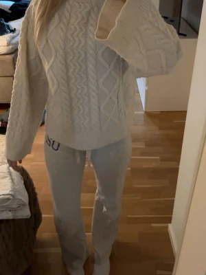 Vit kavel stickad tröja - Super mysig kavel stickad tröja från bikbok som ej används längre. Den har en slapp passform med större ärmar.