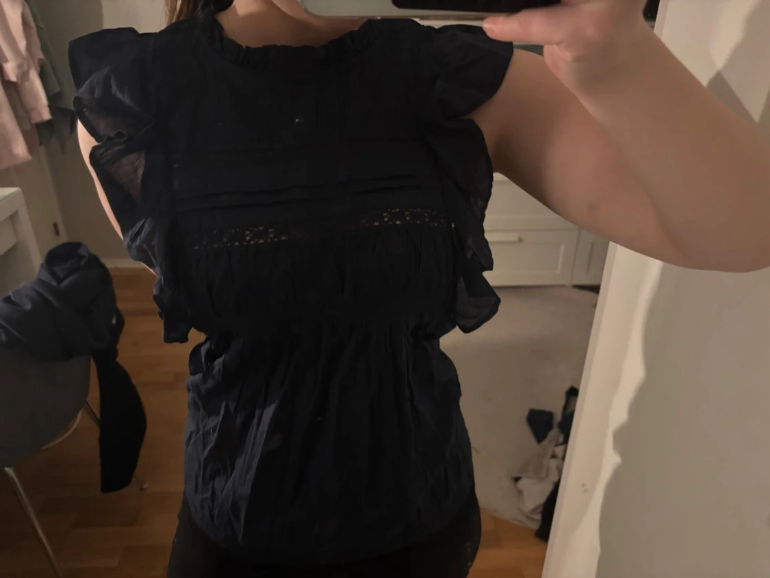 Mörkblå volangblus med spets