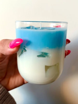 Blå matcha latte doftljus i glas - Unikt doftljus i glas med två lager, blått anpassat ovanpå vitt vax. Ljuset har dekorativa inslag av blå och gröna vaxbitar inuti som ger en cool effekt. Perfektather för att skapa mysig stämning i rummet.