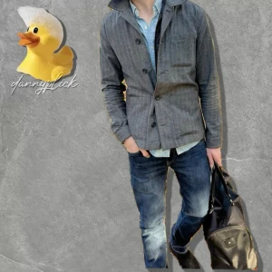 Grå kavaj / overshirt oscar jacobson - Hej, säljer denna gråa kavaj / overshirt från oscar jacobson. Storlek XS och passar folk runt 168-178. Det är linne. Perfekt för våren. (Bild 1 är förslag på hur du kan styla den!) Pris kanske kan diskuteras