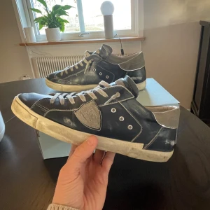 Philippe Model mörkblå  - Tjena säljer dessa snygga mörkblå sneakers från Philippe Model. Passar perfekt till vardags, storlek 44 och ett riktigt bra pris. Hör av er vid minsta fundering!!