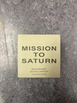 OMEGA X SWATCH mission to saturn - Hej! Säljer nu min OMEGA X SWATCH mission to saturn. Endast testad. Finns kvitto som följer med vid köp! Bra pris så först till kvarn