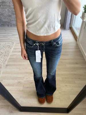 Mörkblå bootcut jeans från Gina tricot  - Säljer ett par mörkblå bootcut jeans, aldrig använda! 💕