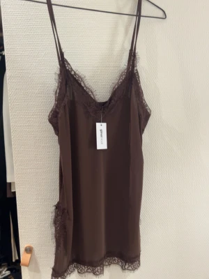 Brun topp med spetsdetaljer - Brun topp från Gina Tricot i storlek S, aldrig använd