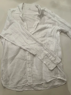 Uniqlo - Vit linneskjorta från Uniqlo 